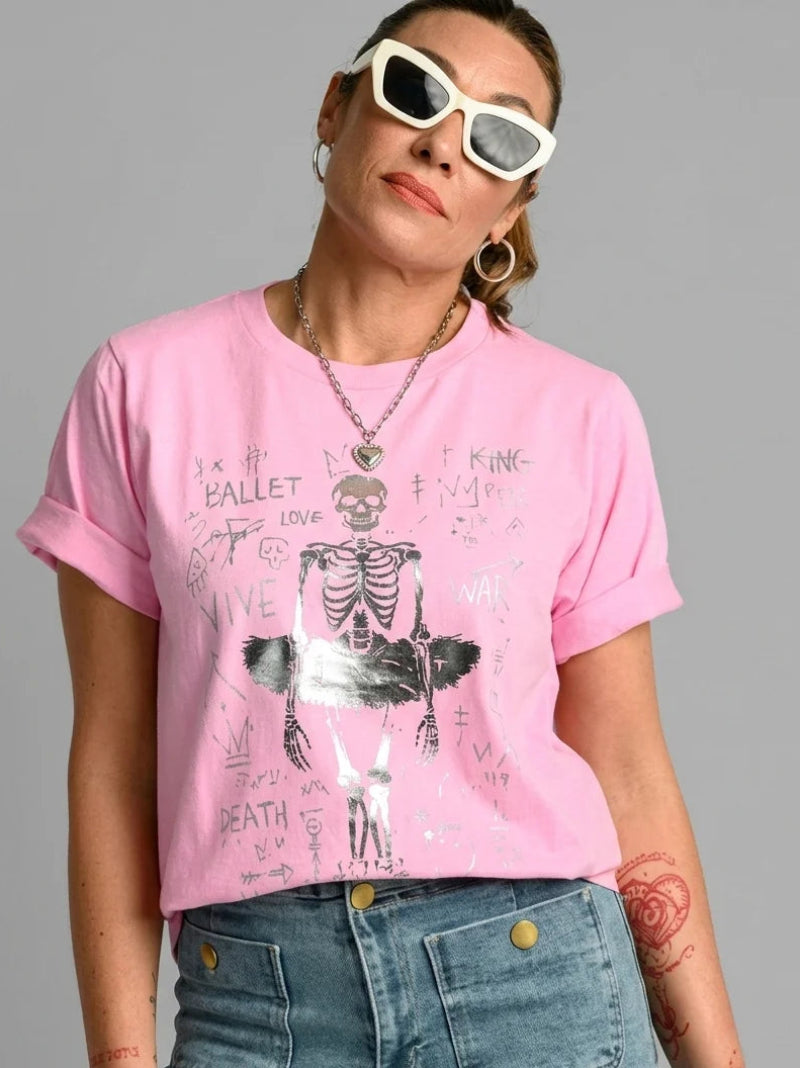 Estilo urbano con camiseta rosa y gafas de sol blancas de Lady Cactus.
