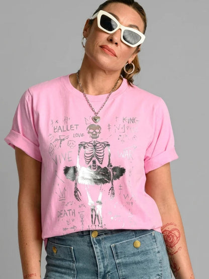 Estilo urbano con camiseta rosa y gafas de sol blancas de Lady Cactus.