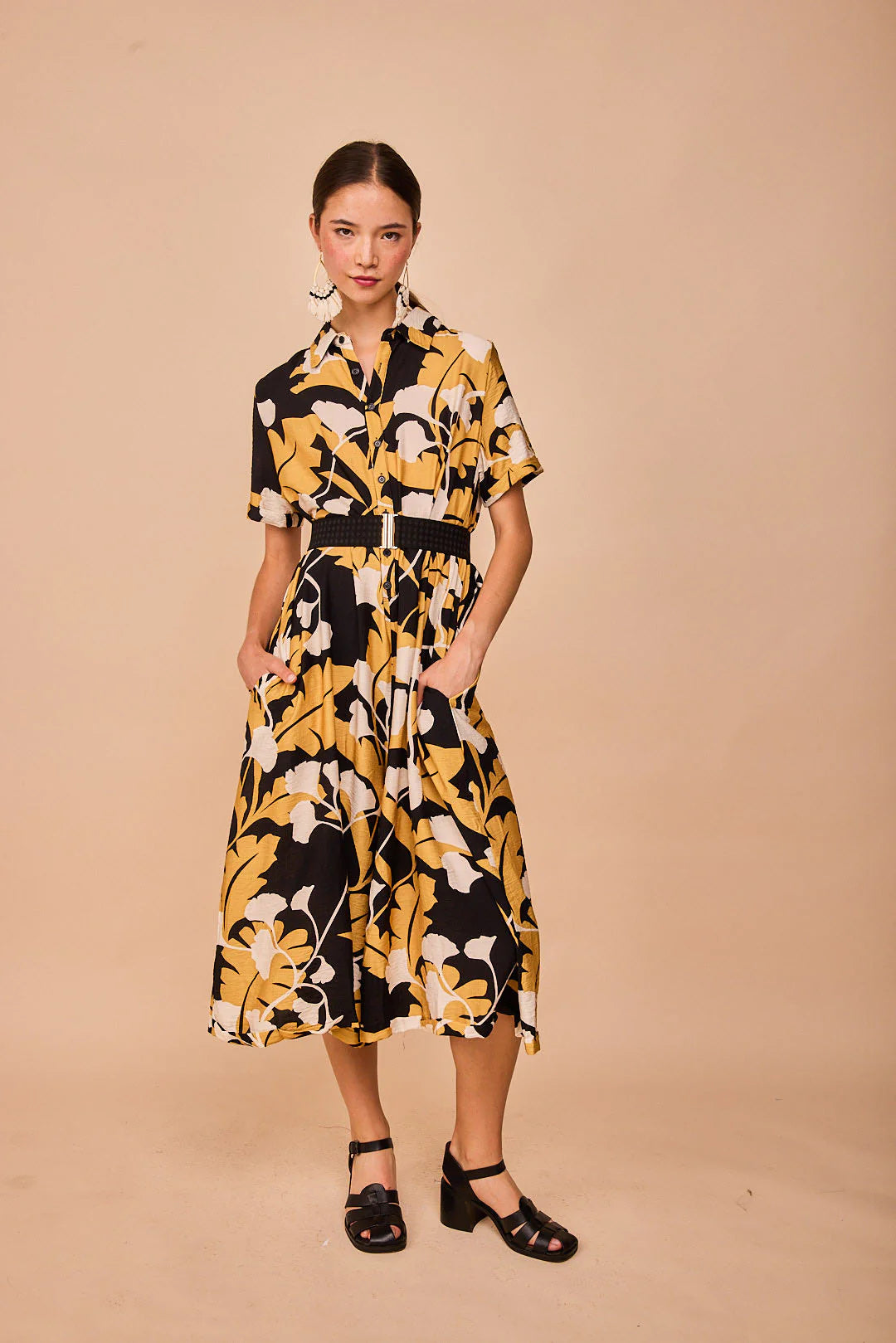 Estilismo del mono oversize negro combinado con un cinturón accesorio.