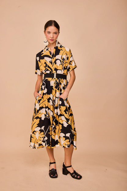 Estilismo del mono oversize negro combinado con un cinturón accesorio.