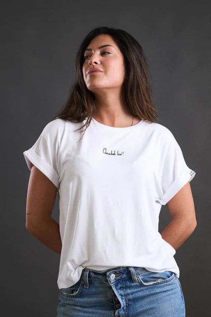 Modelo luciendo la camiseta básica de Anabel Lee con estilo.