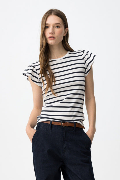 Look marinero de Lady Cactus con camiseta Gavi y pantalones denim.