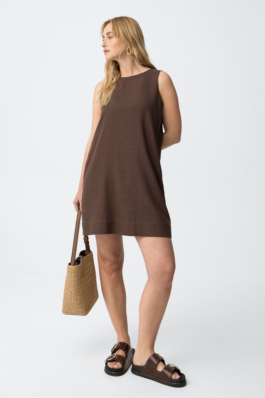Vestido corto de verano en color chocolate con cierre en la espalda.