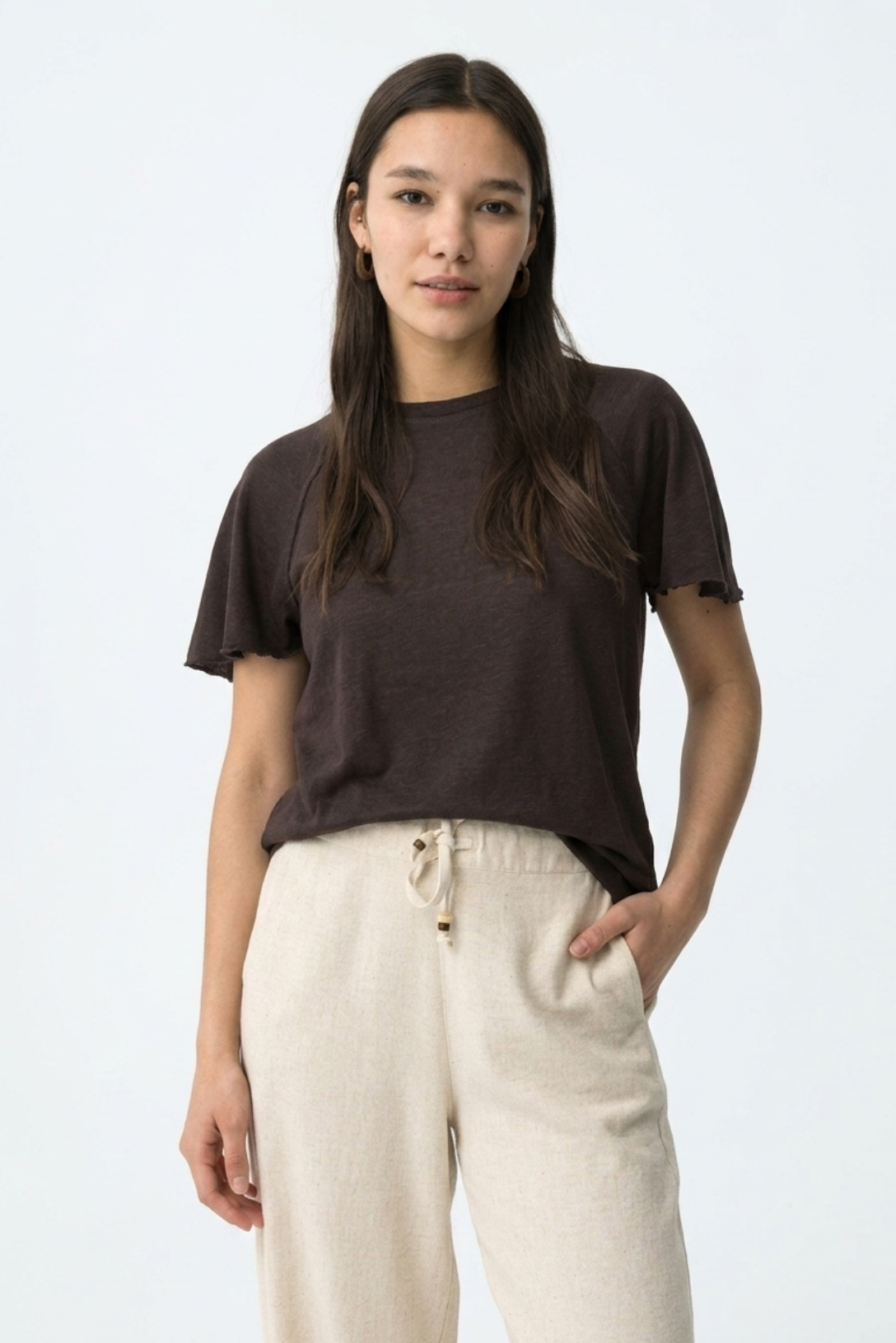 Camiseta fluida color chocolate con acabado sencillo para mujer.