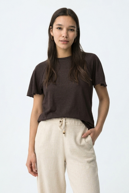 Camiseta fluida color chocolate con acabado sencillo para mujer.