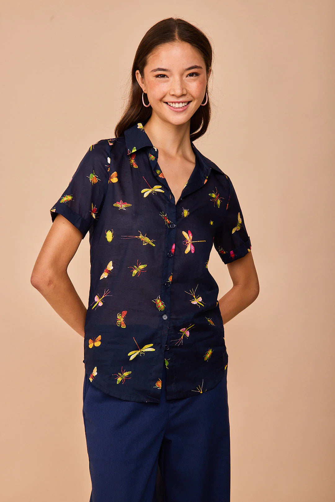 Vista frontal de la camisa clásica de la firma Smile en color azul marino.