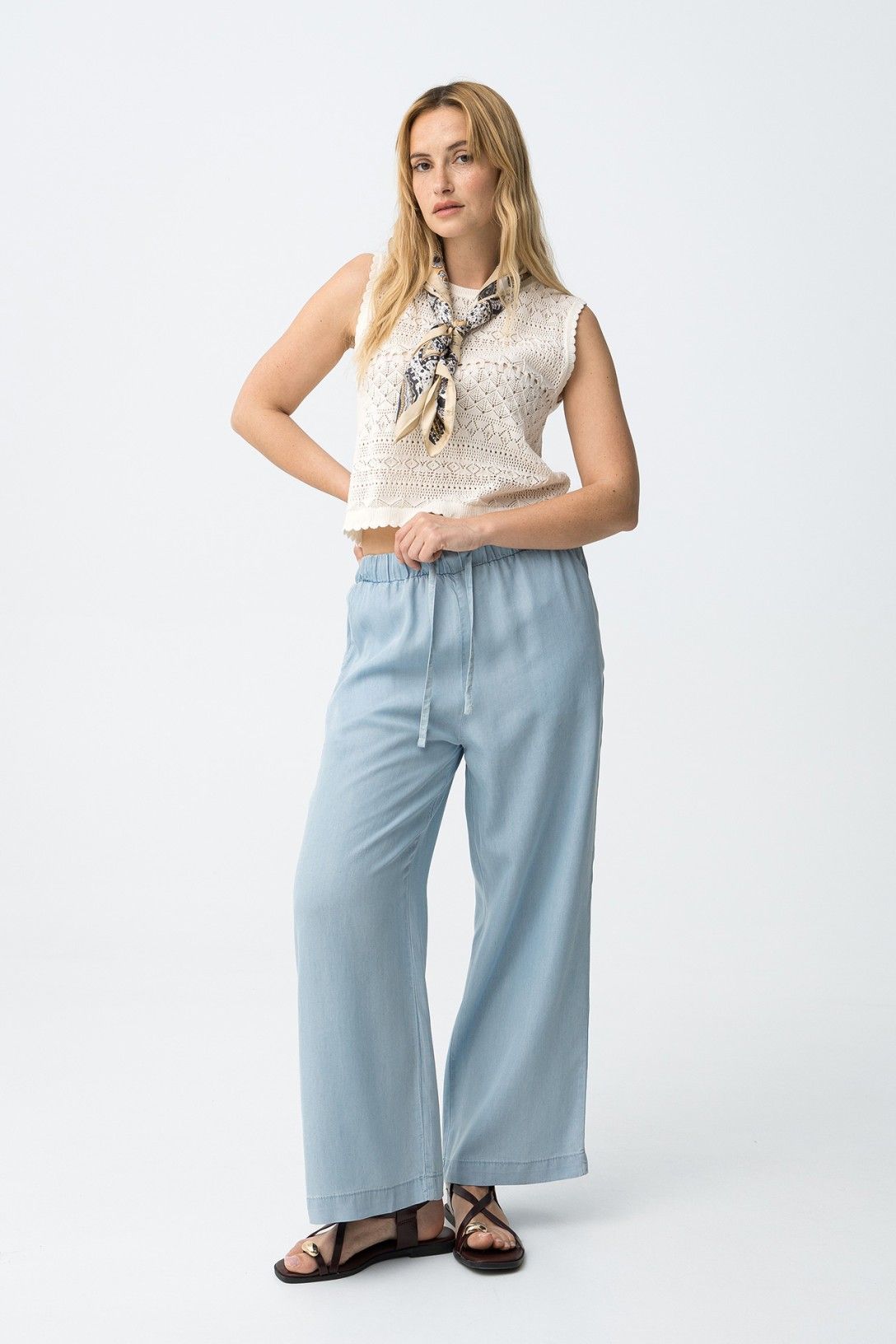 Pantalón de talle alto cómodo y ligero para el día a día.