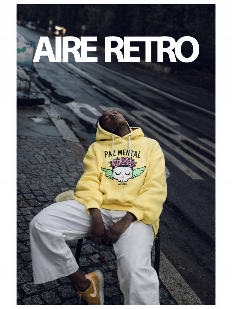 Estilo callejero con sudadera amarilla Paz Mental en Sevilla