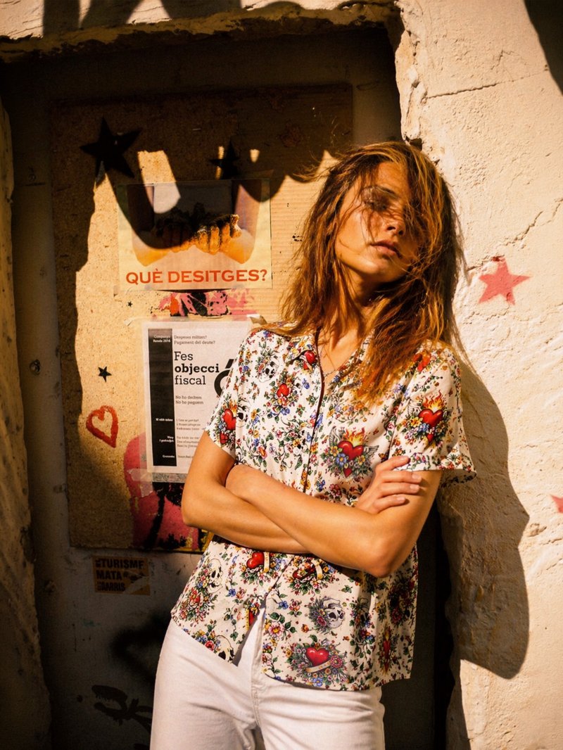 Modelo con la camisa Agnes total print en Sevilla