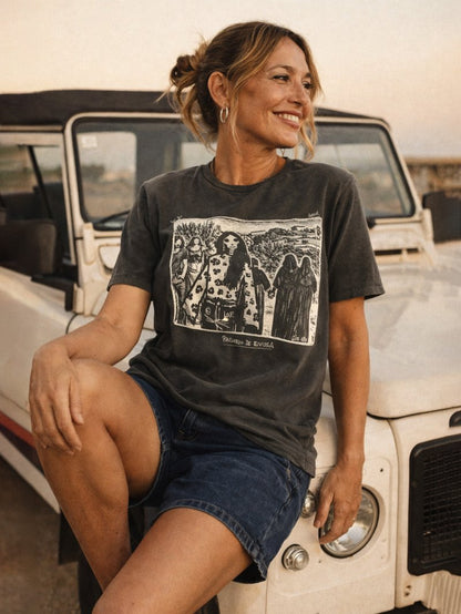 Modelo combinando la camiseta Eivissa con una minifalda amarilla de encaje.