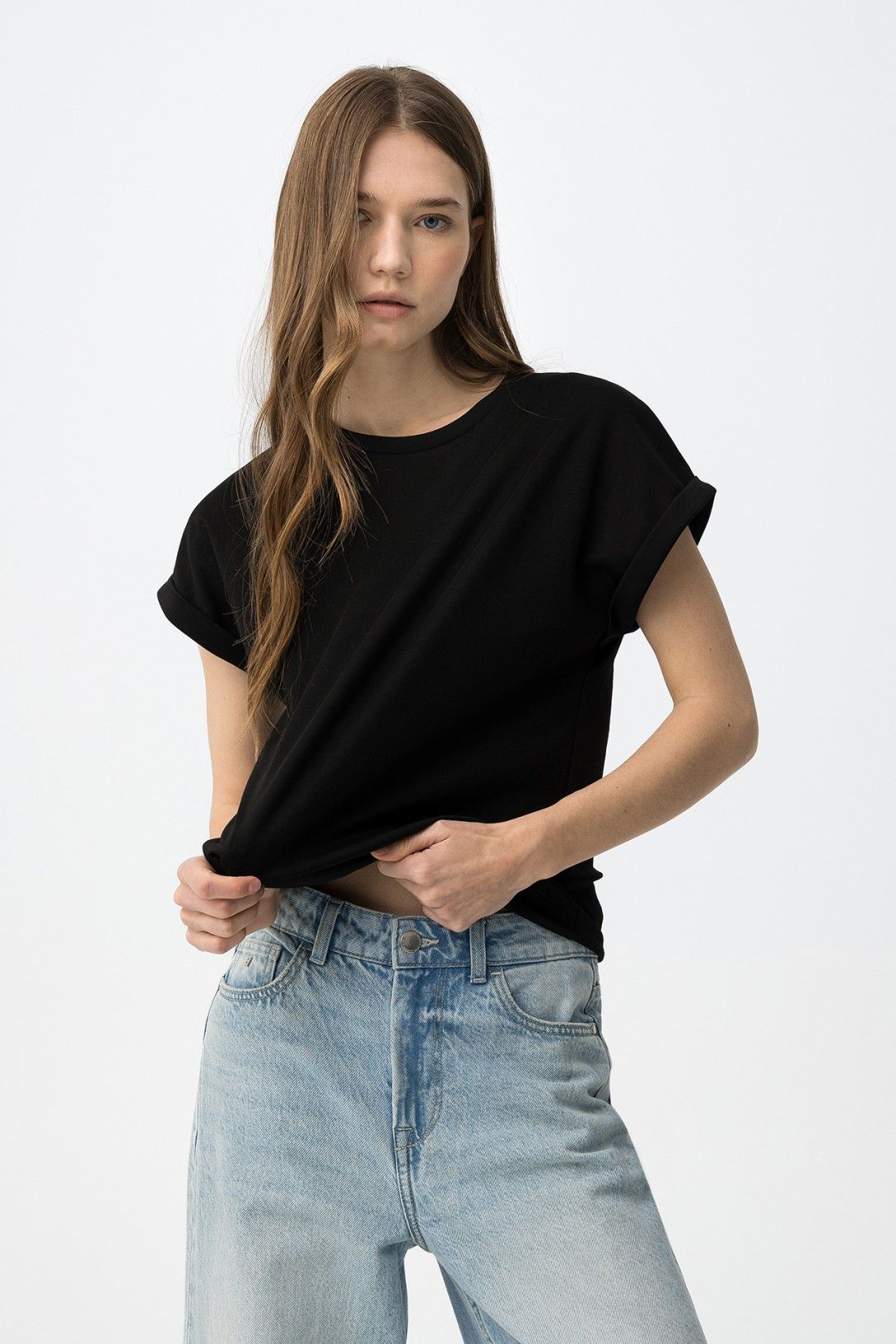 Camiseta negra de manga corta para look moderno