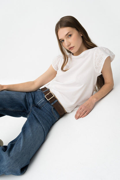 Modelo con la camiseta Graciosa blanca en Lady Cactus