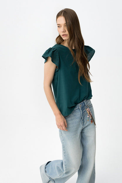 Modelo con la camiseta Graciosa verde en Lady Cactus