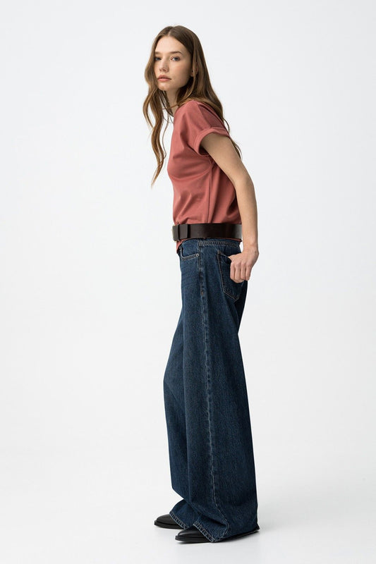 Camiseta fresca con acabado de manga doblada casual