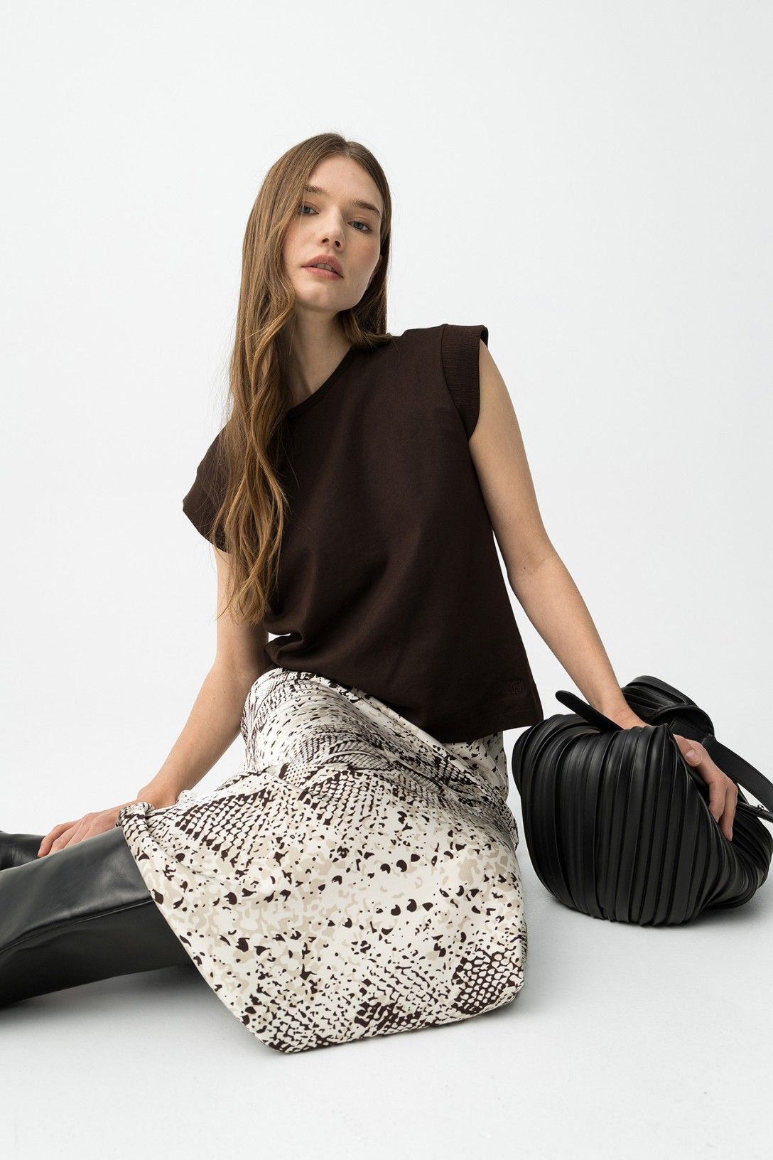 Falda beige midi de poliéster con diseño casual chic