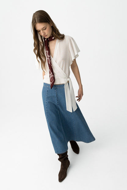 Ropa femenina de denim azul con corte evasé moderno
