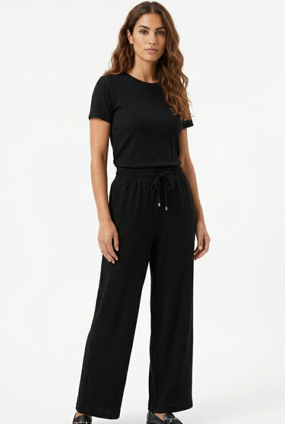 Ropa femenina negra de nueva colección cómoda en Sevilla