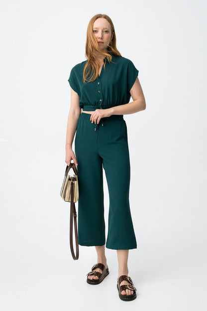 Pantalón verde con cinturilla elástica y cordón ajustable