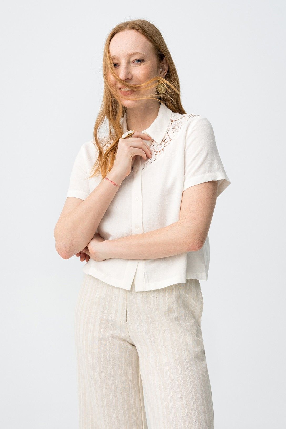 Pantalón beige fresco con cierre de botón y corte ancho