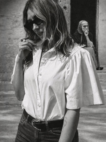 Modelo vistiendo la camisa blanca Audrey con manga volumen