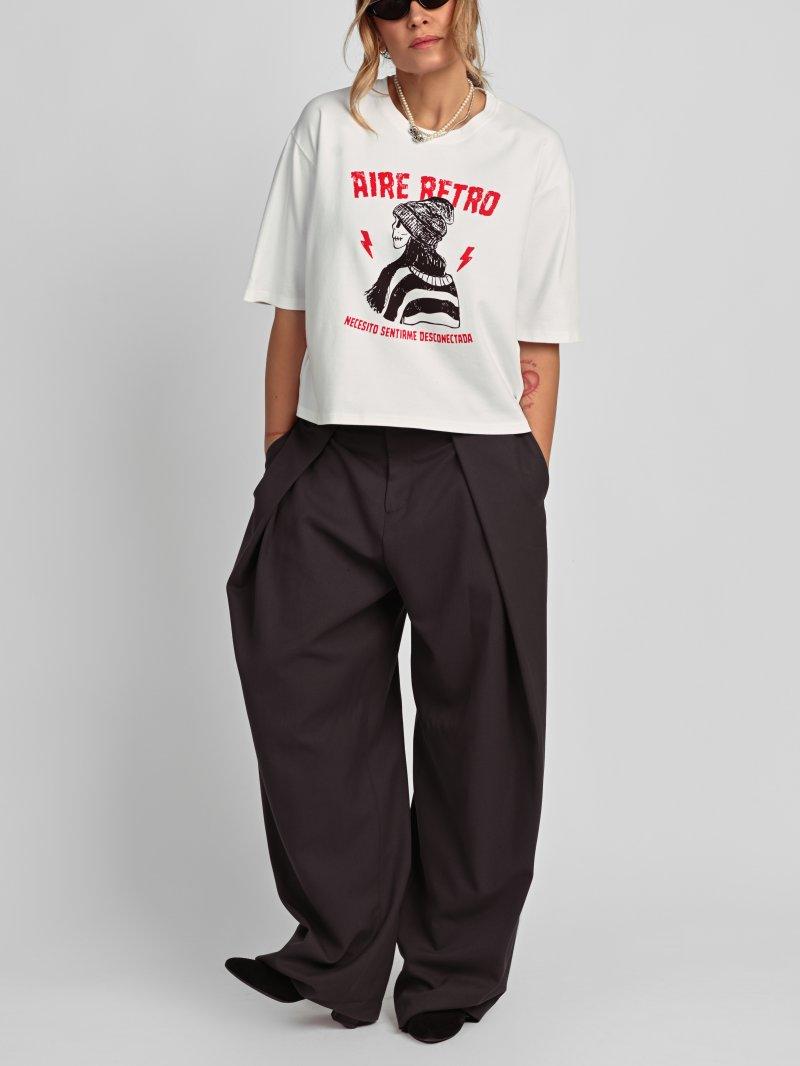 Modelo con camiseta Desconectada talla XS/S en Lady Cactus