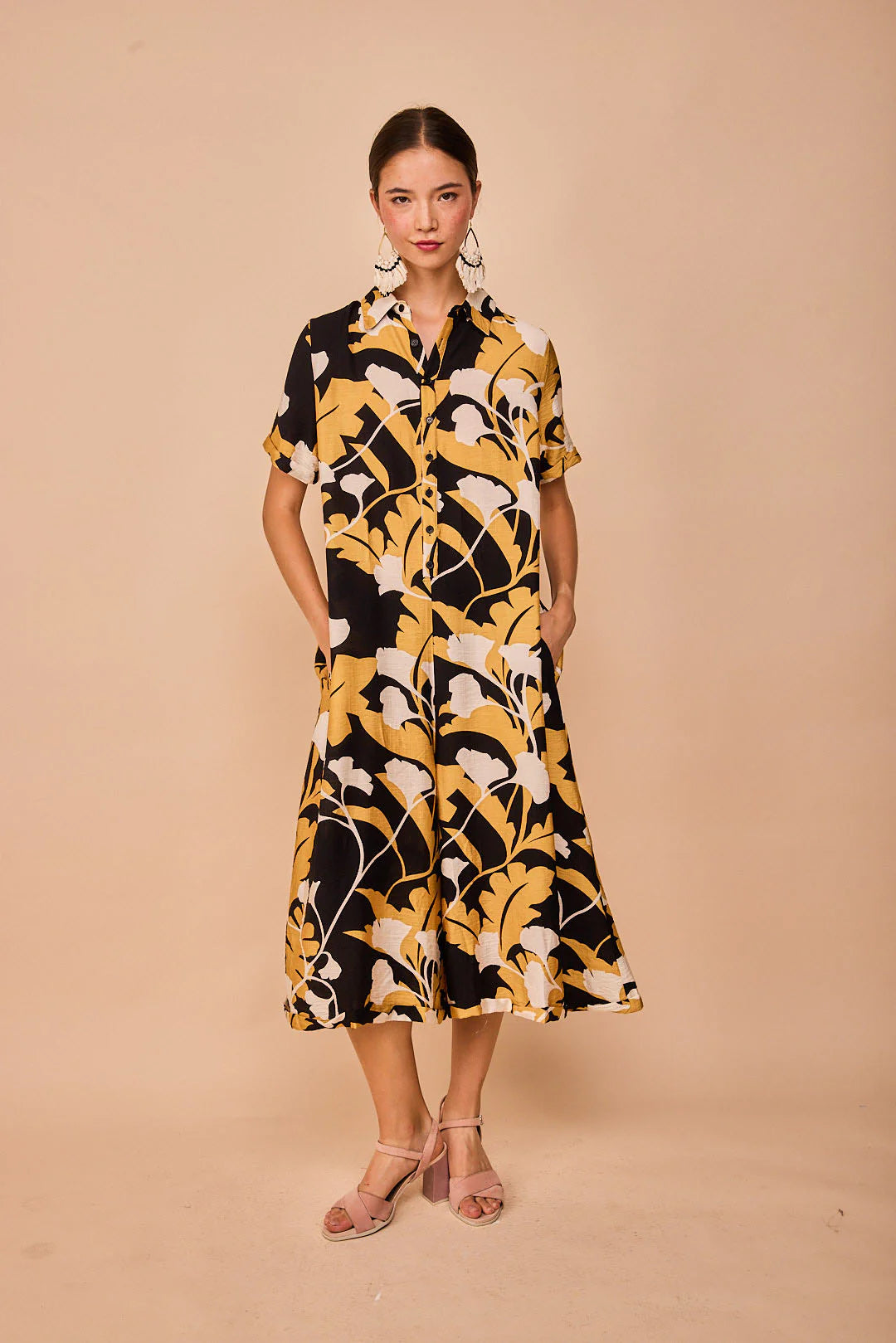 Mono largo de corte oversize con estampado floral sobre fondo negro modelo Biarritz de Smile Vestidor.