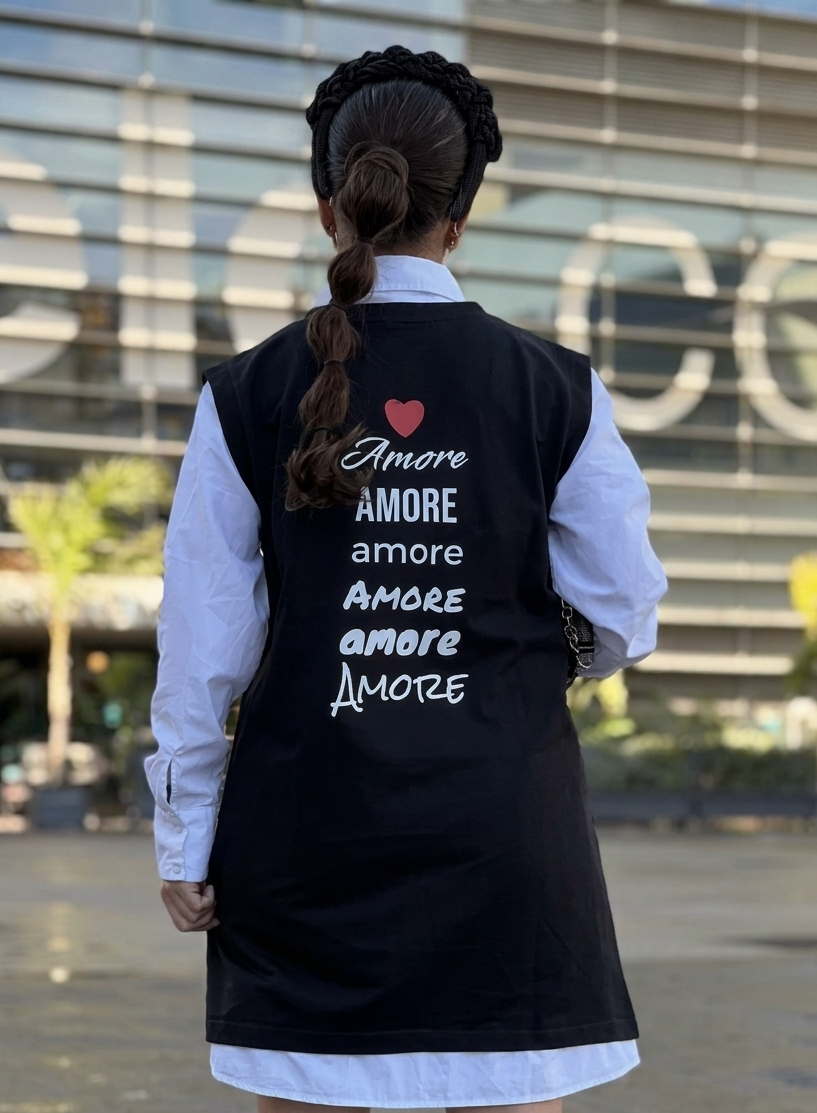 Estilo urbano y cómodo con el vestido de una sola pieza efecto layering.