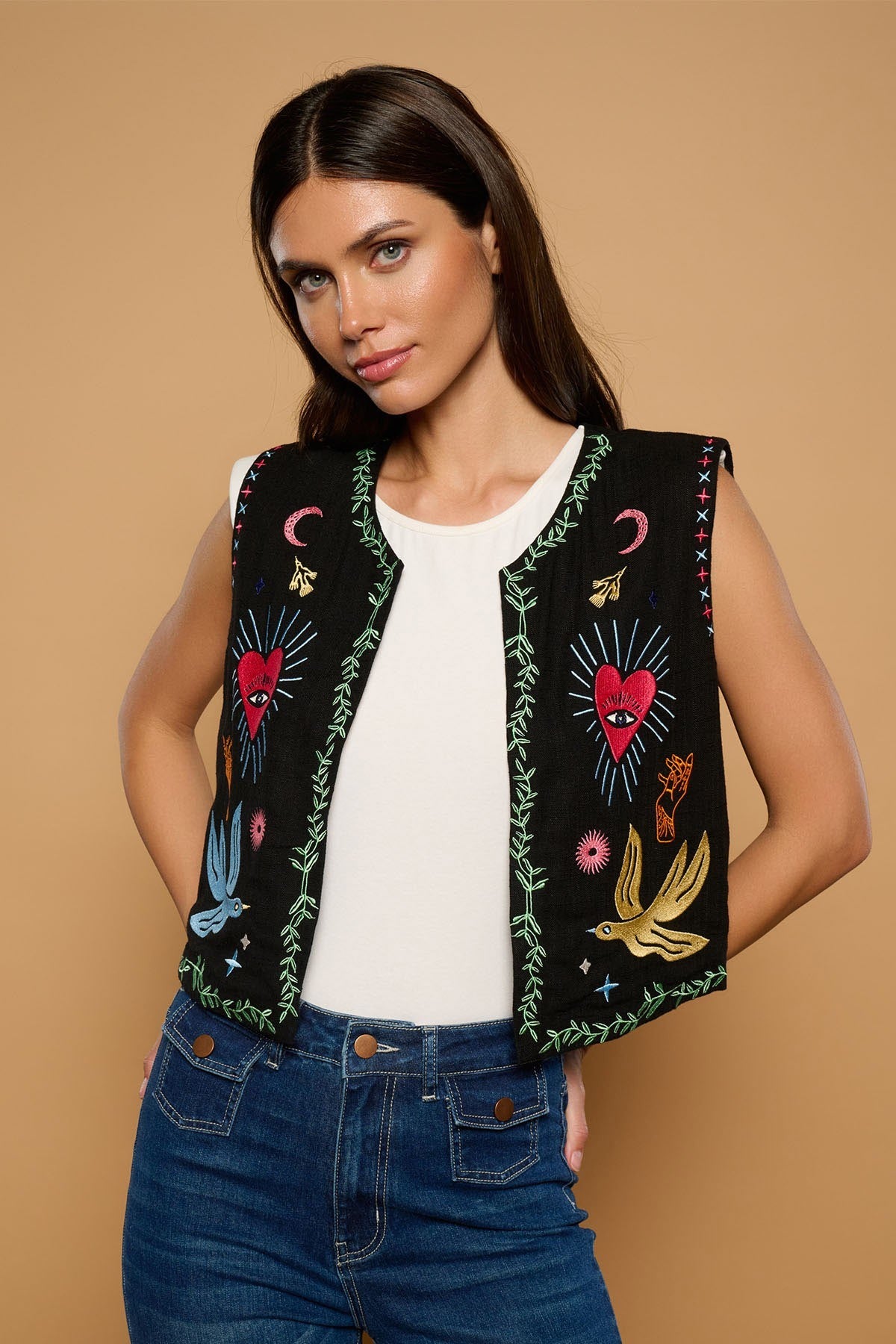Chaleco con bordados místicos de corazones y aves de Minueto