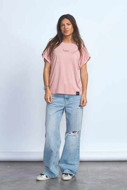 Look de Lady Cactus con camiseta rosa de Anabel Lee.