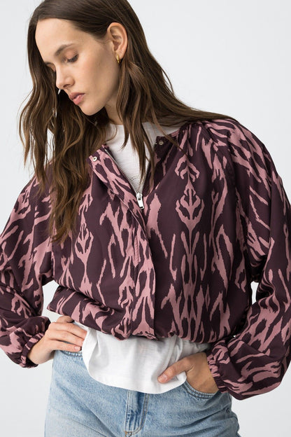 Chaqueta cerrada mostrando el contraste de colores berenjena y rosa.
