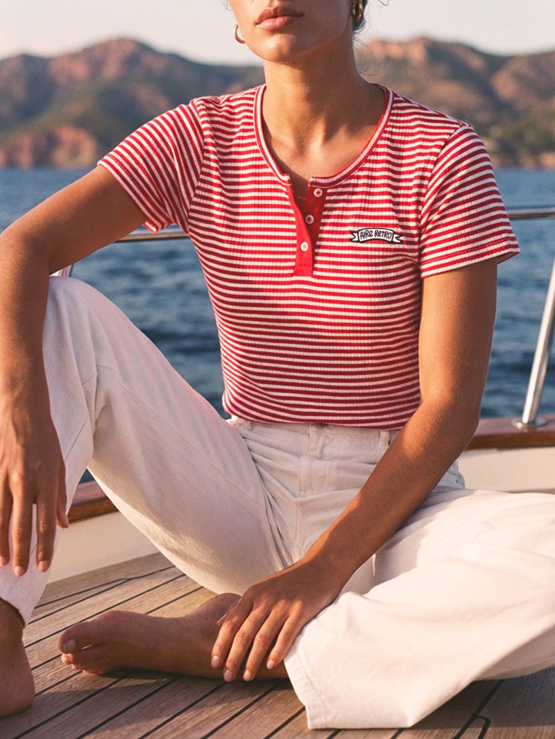 Camiseta de rayas con detalle de marca en el pecho