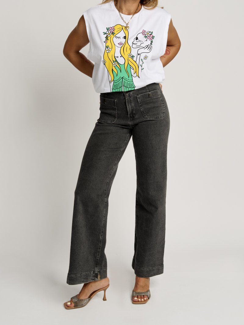 Look cómodo y moderno con camiseta de corte oversize.