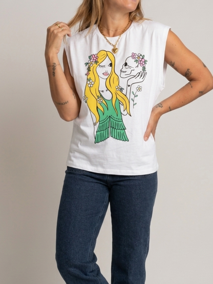 Look cómodo y moderno con camiseta de corte oversize.