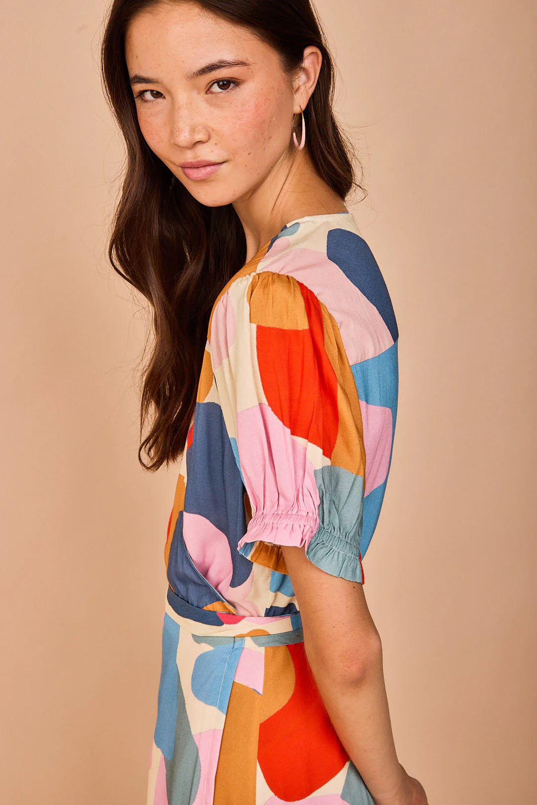 Look de fiesta elegante en Lady Cactus con vestido largo tipo pareo.