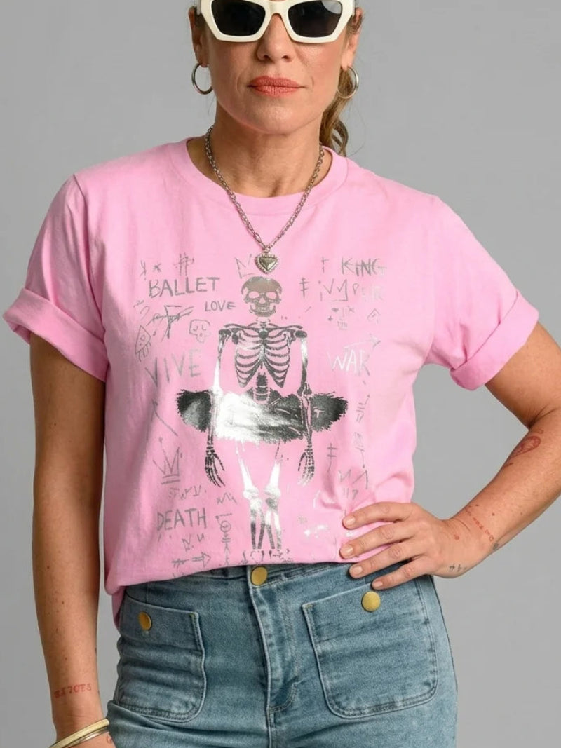 Look rockero y chic con la camiseta rosa de la colección Aire Retro.