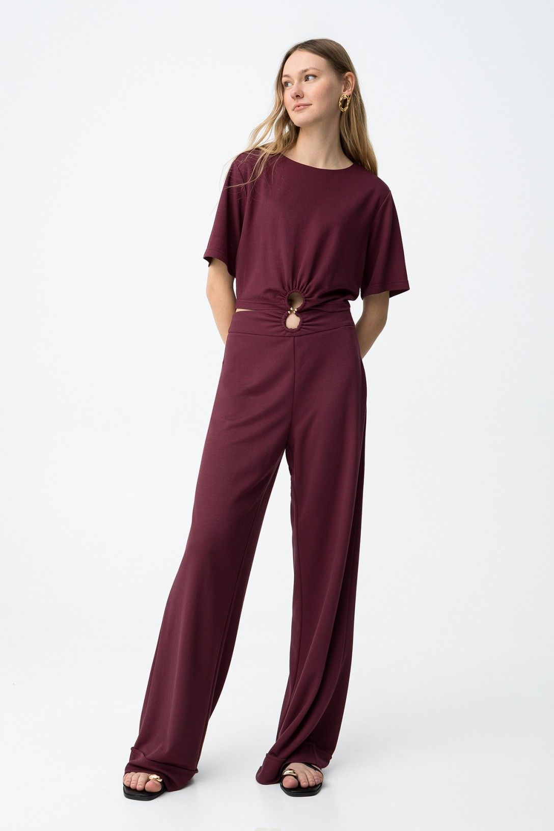 Pantalón de mujer elegante con mezcla de viscosa y poliamida.