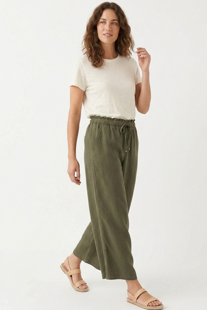 Modelo luciendo el pantalón elástico Roselín en Lady Cactus.
