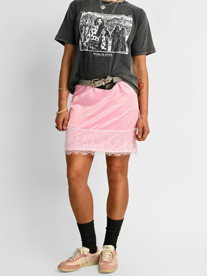 Look completo con camiseta gris desgastada y accesorios de plata boho chic en Lady Cactus.
