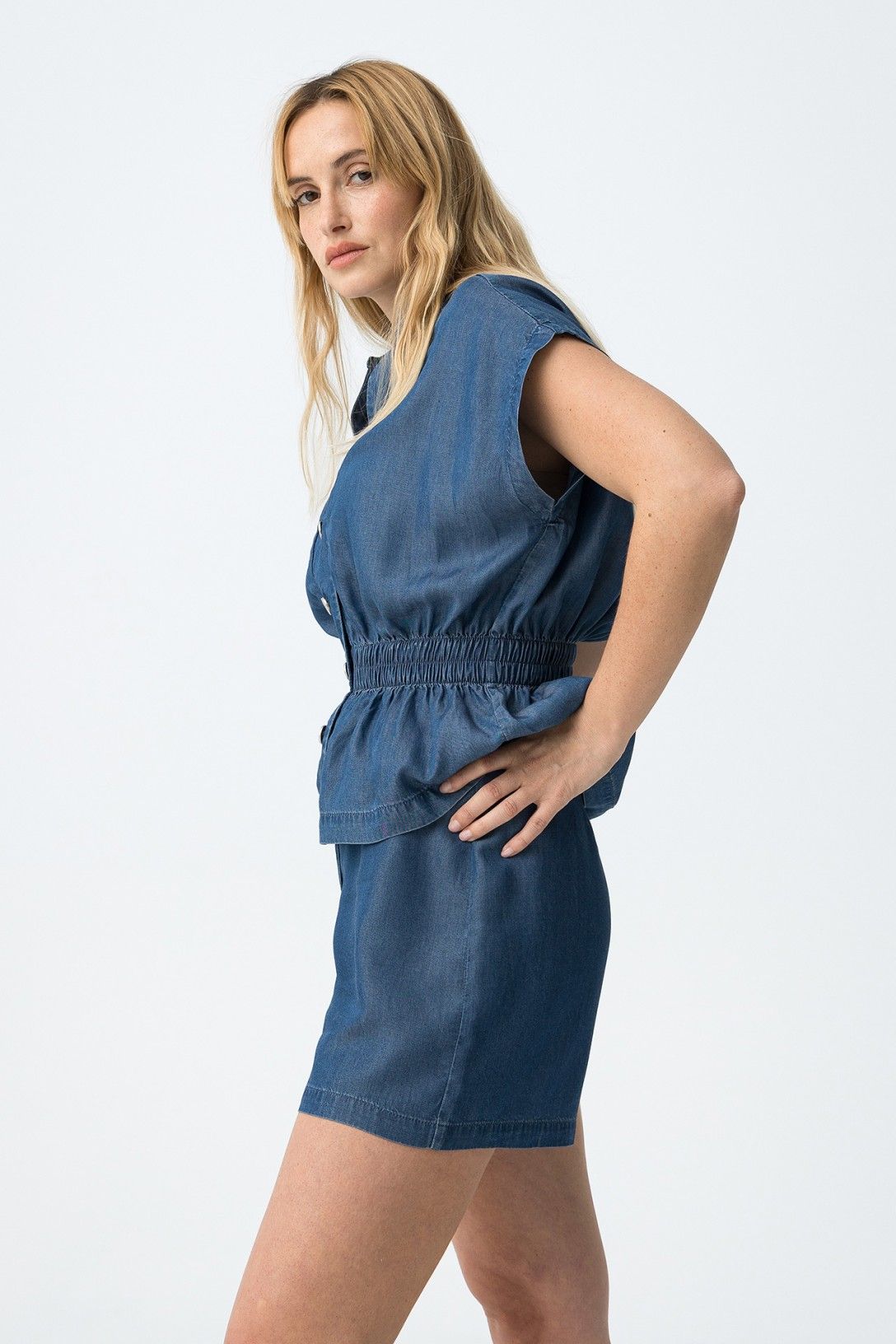 Pantalón corto de estilo sastre en color azul de Tiffosi.