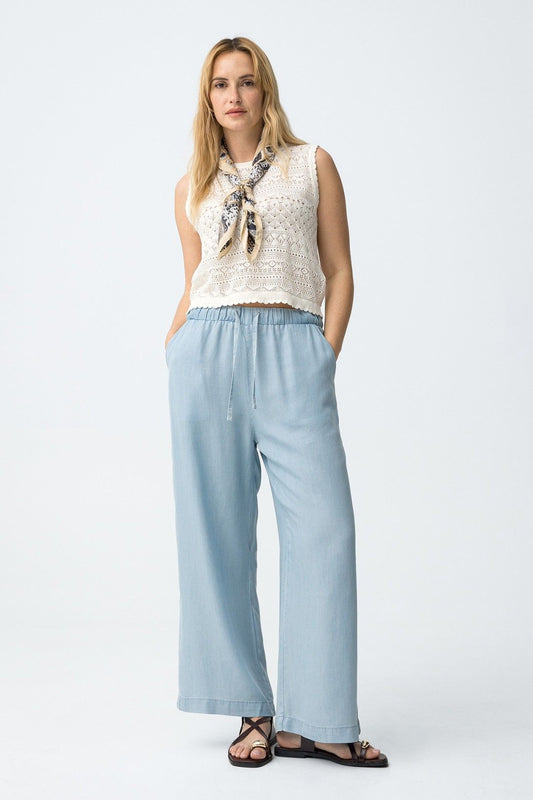 Pantalón de corte ancho en color azul claro modelo Roselín de Tiffosi.