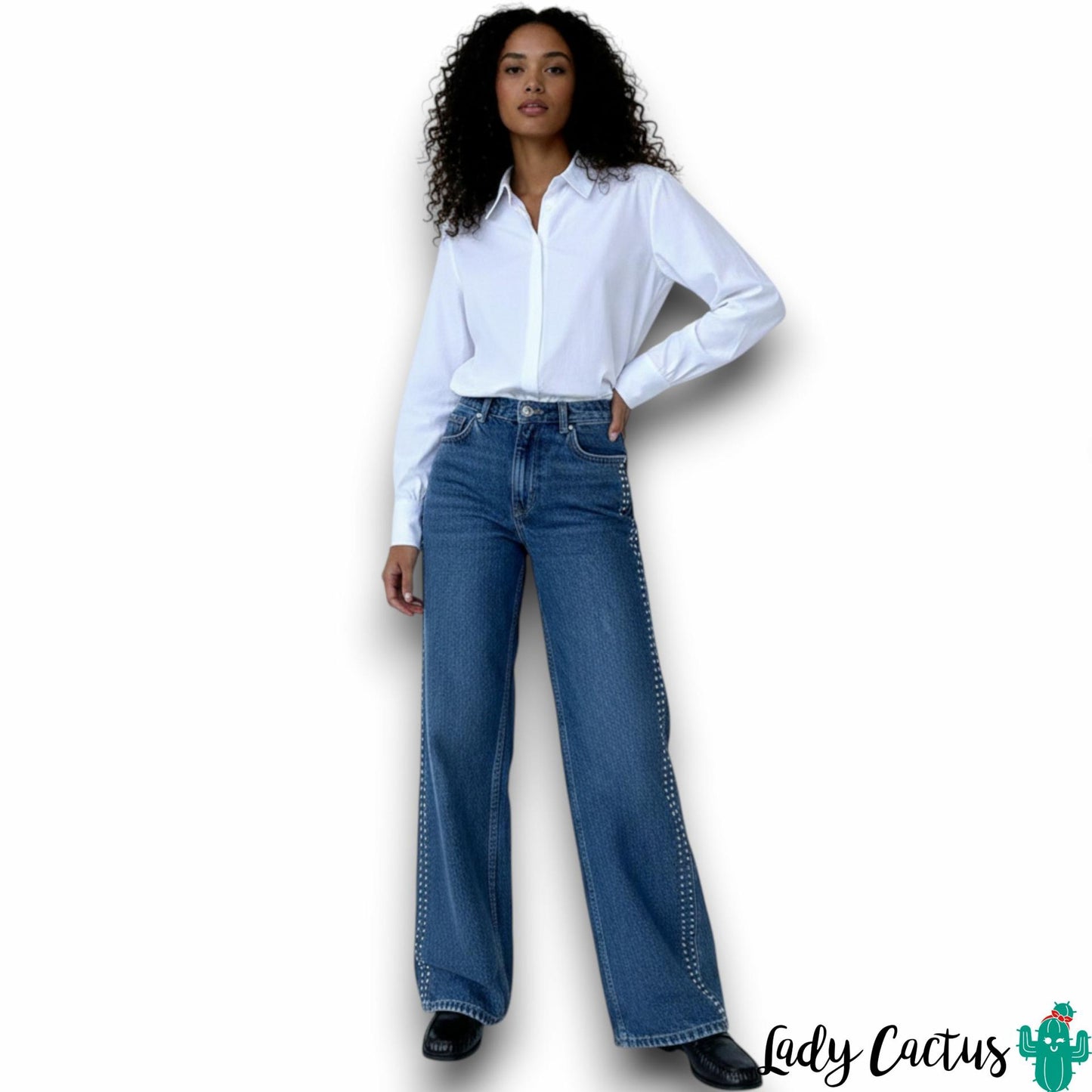 Pantalón con tachas plateadas para detalle rockero audaz