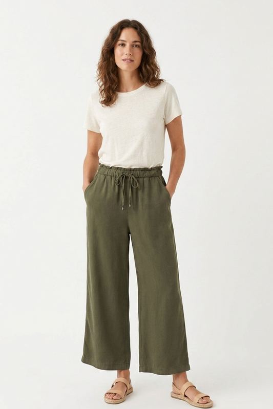 Pantalón de 100 por ciento lyocell en color verde bosque intenso.