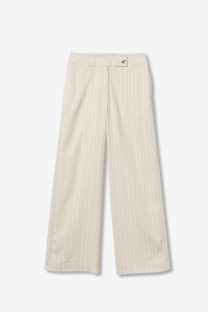 Look natural y elegante con pantalón de lino Tiffosi