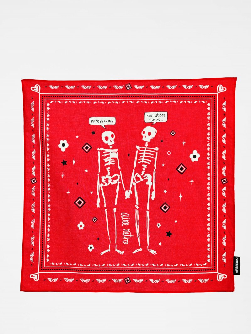 Pañuelo bandana de color rojo con estampado Los Amantes modelo Piensas en mí de Aire Retro.