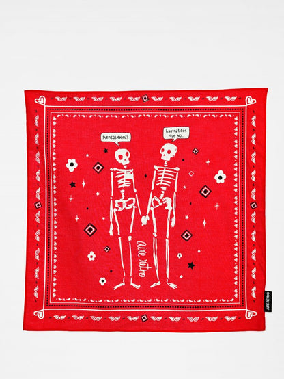 Pañuelo bandana de color rojo con estampado Los Amantes modelo Piensas en mí de Aire Retro.