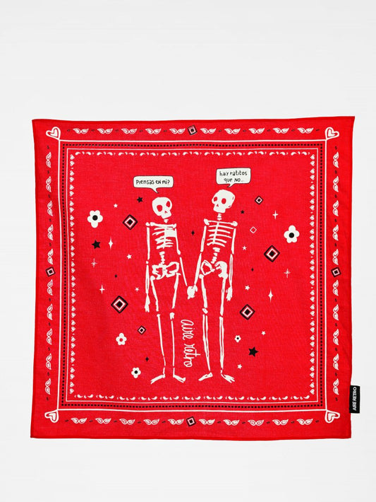 Pañuelo bandana de color rojo con estampado Los Amantes modelo Piensas en mí de Aire Retro.