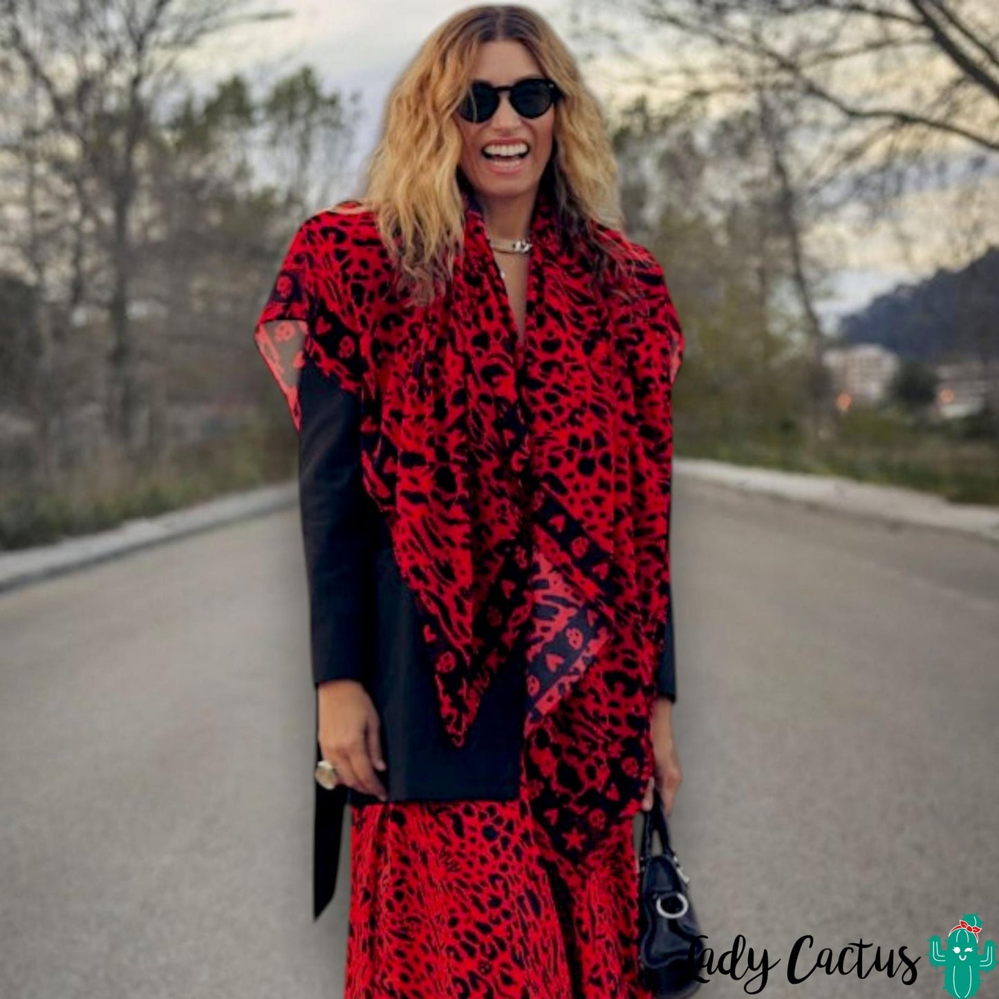 Pañuelo Grande Animal Print con "ama" y calaveras de Aire Retro para atrevimiento emocional