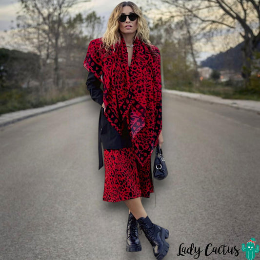 Pañuelo Grande Animal Print Rojo de Aire Retro en Lady Cactus con estampado calaveras y rebeldía urbana