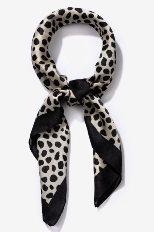 Pañuelo Magali de tacto suave disponible en Sevilla