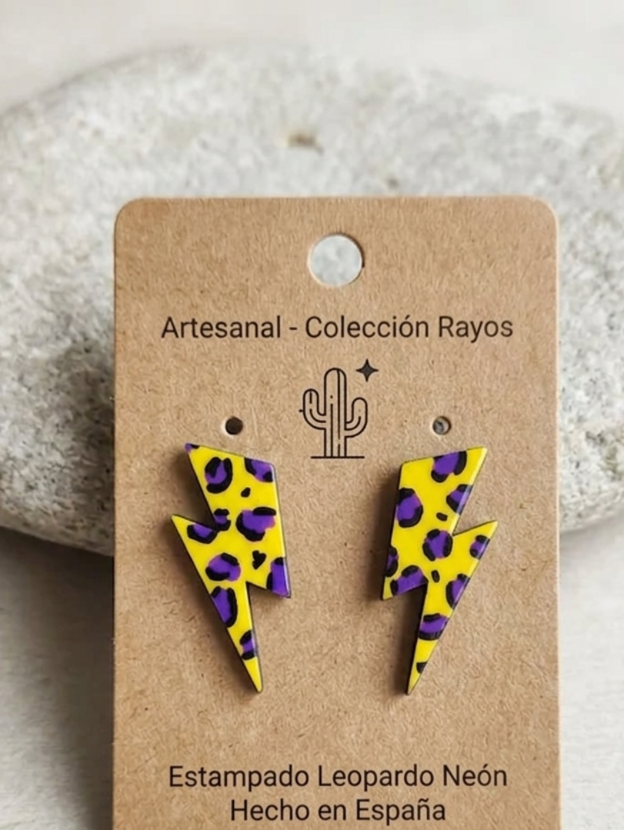 Detalle del acabado efecto cristal de la resina en los rayos amarillos.